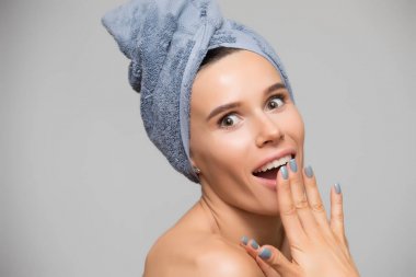 Kafa havluya kadınla bak amazedly