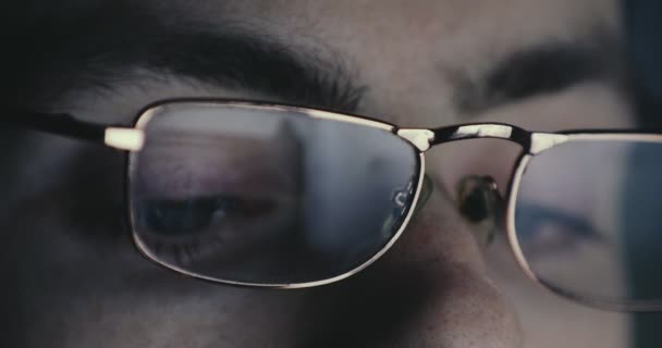 Man eyes in eyeglasses use PC — Stock Video