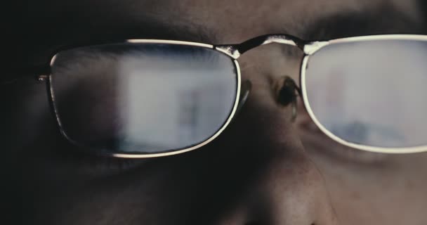 Έκπληκτος ο άνθρωπος σε γυαλιά χρησιμοποιούν Pc — Αρχείο Βίντεο