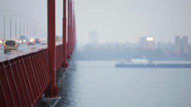 Yüzmek nehir boyunca bir köprüde hareket otomobil gemi.