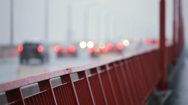 Carros dirigindo em uma ponte, fundo embaçado — Vídeo de Stock