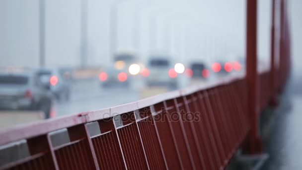 Bilar som kör på en bro, suddig bakgrund — Stockvideo