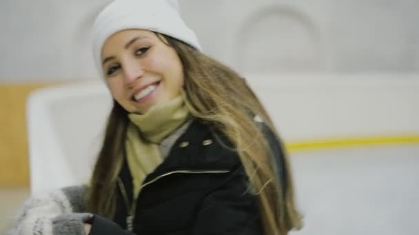 Щаслива жінка катається на ковзанах, зимові канікули — стокове відео