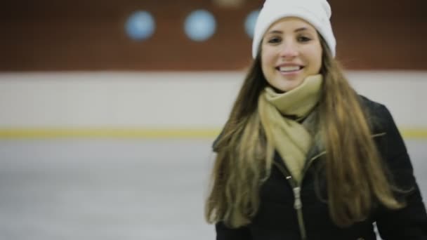 Mulher patinando em uma pista de gelo — Vídeo de Stock