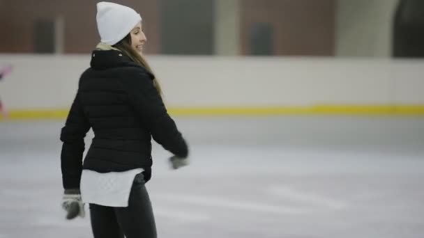 滑冰的妇女在溜冰场 — 图库视频影像