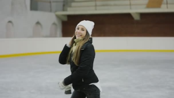 Femme patinant sur une patinoire — Video