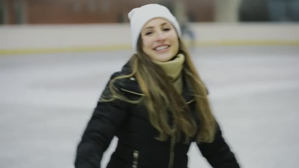 Mujer patinando en una pista de hielo — Vídeo de stock
