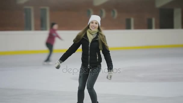 Mulher patinando em uma pista de gelo — Vídeo de Stock