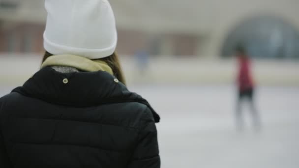 Vrouw schaatsen op een ijsbaan — Stockvideo