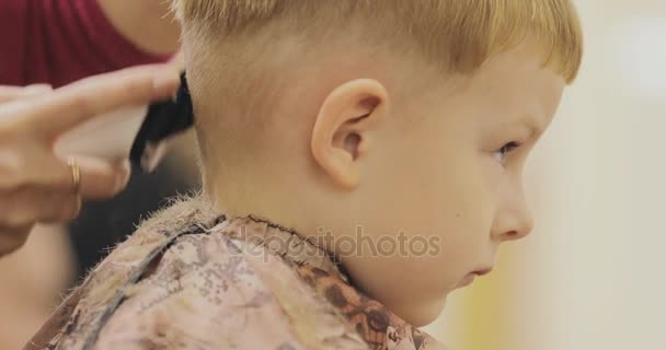 Gyermek frizura. Közelkép a kis fiú fodrász szalon. — Stock videók
