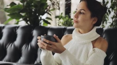 Kafede çay içme güzel kadın