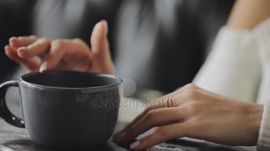 Tutan kadın elinde fincan ve içme çay, yakın çekim