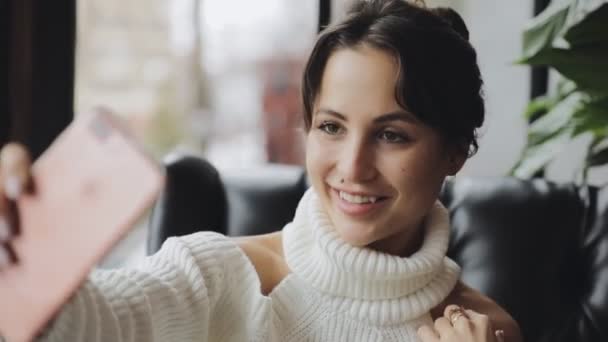 Mulher sorridente fazer foto selfie em um café — Vídeo de Stock