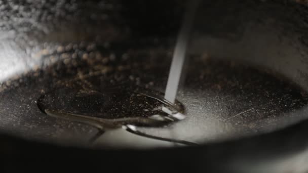 Налить масло подсолнечника на сковороду — стоковое видео