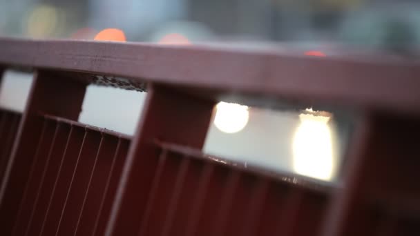 Капли дождя на перилах главного моста в городе — стоковое видео