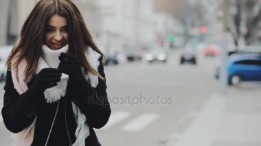 Sevimli kadın gösterilen jest kalp ve kış city adlı peşimden