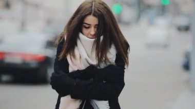 Sevimli kadın yürüyüş frost günde kış City buz gibi