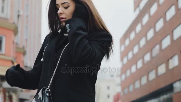 Mujer escuchando una música en la helada ciudad de invierno — Vídeos de Stock