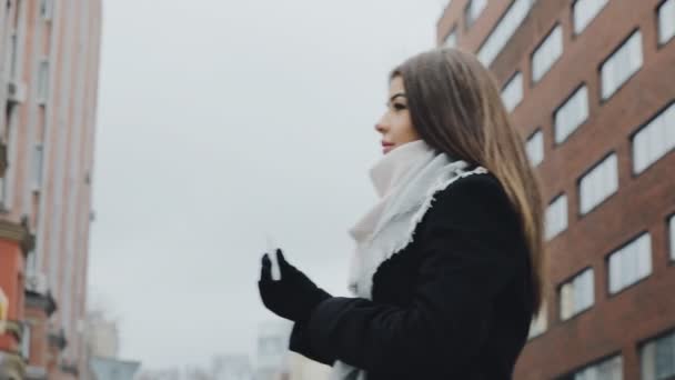 Женщина курит электронные сигареты в морозном зимнем городе — стоковое видео