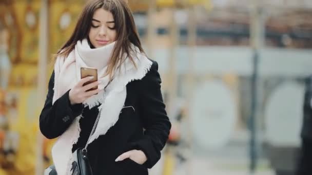 Donna che utilizza lo smartphone nella città invernale — Video Stock
