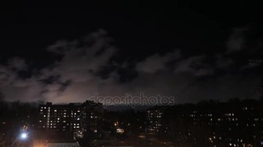 Düşük gece parlak bulut, kasırga cityscape Timelapse