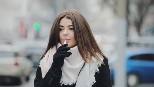 Mujer fumando sigarette electrónica en heladas ciudad de invierno — Vídeo de stock