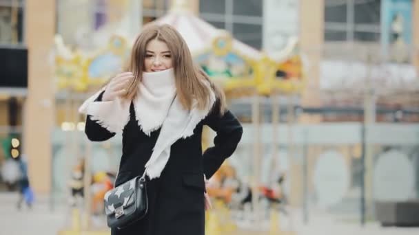 Mulher engraçada alegre se divertindo na cidade de inverno — Vídeo de Stock