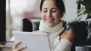 Gülümseyen kadın Tablet Pc bir kafede kullanma