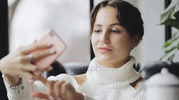 Mujer sonriente hacer foto selfie en un café — Vídeos de Stock