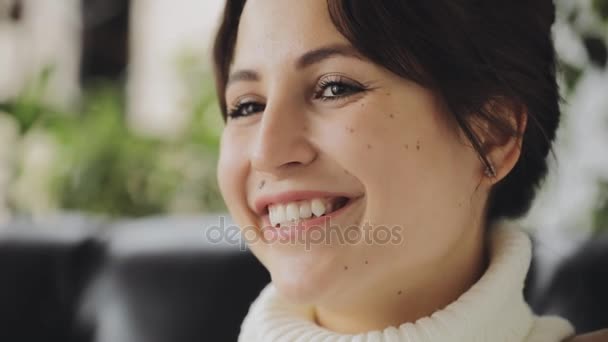 Schönes lächelndes Frauengesicht, Nahaufnahme Porträt im Café — Stockvideo