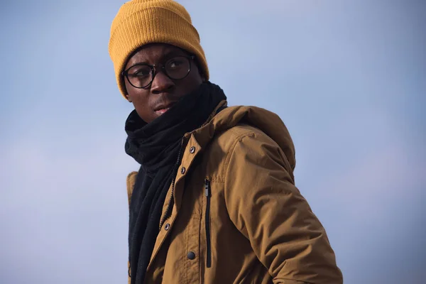 帽子と空の背景に対してジャケットのアフリカ人 — ストック写真