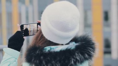 Binaların dış çekim beyaz kış şapkalı kadın