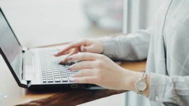 Kafede dizüstü bilgisayar üzerinde çalışan kişi blogger