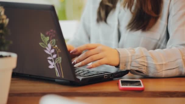 Vrouw blogger werken in café met behulp van een laptop — Stockvideo