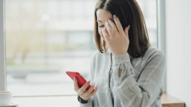 Komik kadın kulaklık müzik dinleme sırasında dans