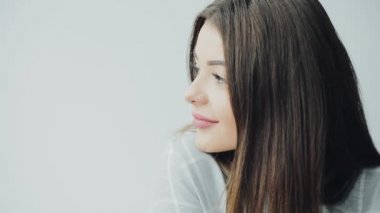 Sevimli beyaz izole Kafkas kadın yüzü tatlı gülümseyen