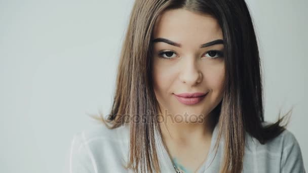 Χαριτωμένο γυναίκα Καυκάσιος closeup πρόσωπο απομονωθεί σε λευκό δείχνει γλώσσα — Αρχείο Βίντεο