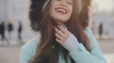 Eğleniyor başlıklı kış sunflare adlı bir sevimli kız