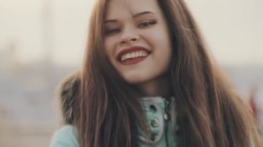 Sevimli kız gülümseyerek yapmak bana kış güneşli gün hareketini izleyin