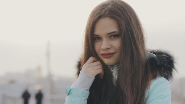 Grappige mooie meisje portret op zonlicht winterdag — Stockvideo