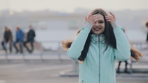 Ler söt flicka göra följa mig gest på solig vinterdag — Stockvideo