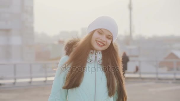 Een schattig meisje plezier op winter in de zon flare — Stockvideo