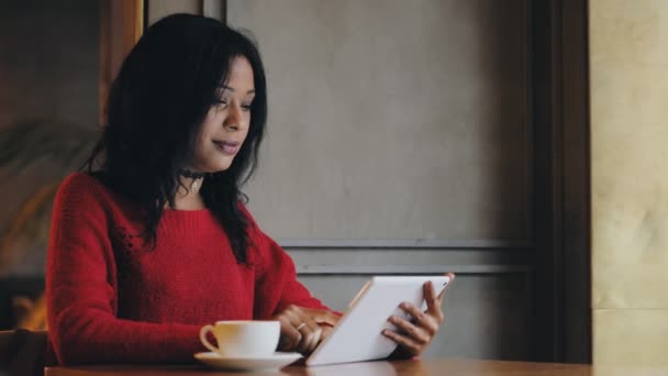 Mulher usando tablet pc beber café no café — Vídeo de Stock