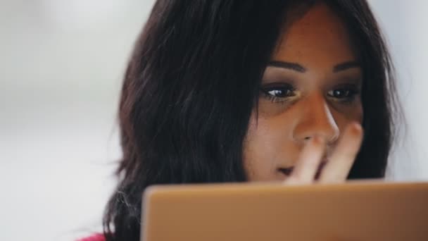 Mulher usando computador tablet pc contra fundo janela de luz — Vídeo de Stock