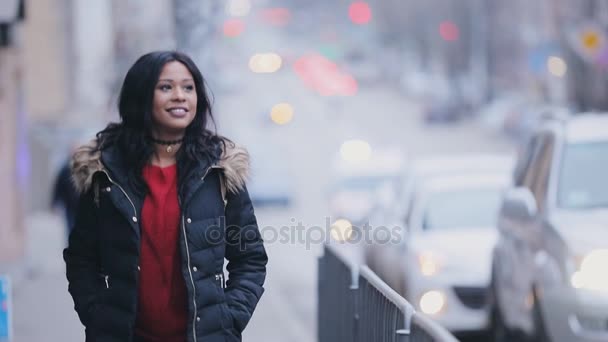 Mooie jonge vrouw lopen in de stad straat bij winterdag — Stockvideo