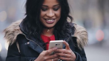 Akıllı telefon mesajlaşma kış, sokakta duran genç kadın