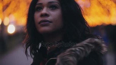 Mutlu kadın yürüyen holding çay Kupası şehir dekore edilmiş ışıklar sokakta