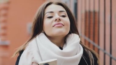 Komik kadın boş kağıt bardak tüm artıkları kahve içmek çalışır