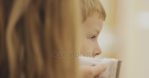 Penteado infantil. Close up de corte de cabelo menino no salão . — Vídeo de Stock