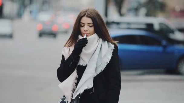 Женщина курит электронные сигареты в морозном зимнем городе — стоковое видео